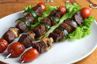 Brochettes de boeuf mariné au barbecue